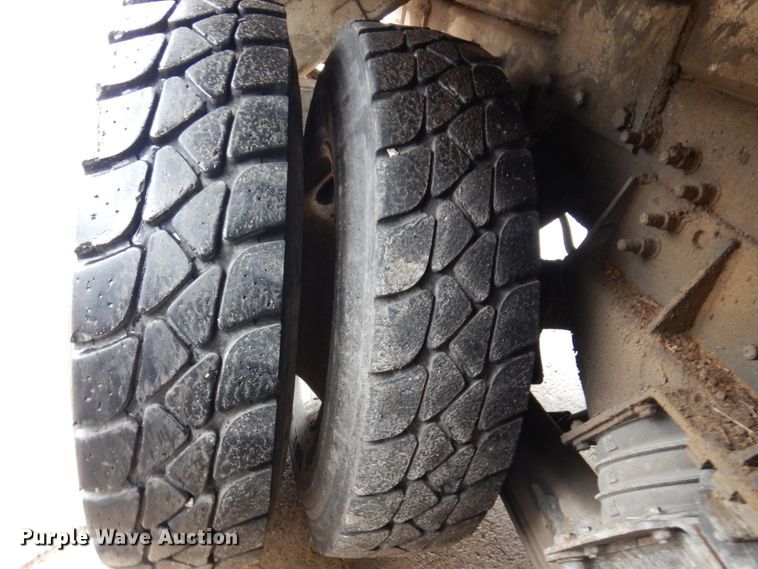 image for item IM9889 2005 International 7400  bucket truck