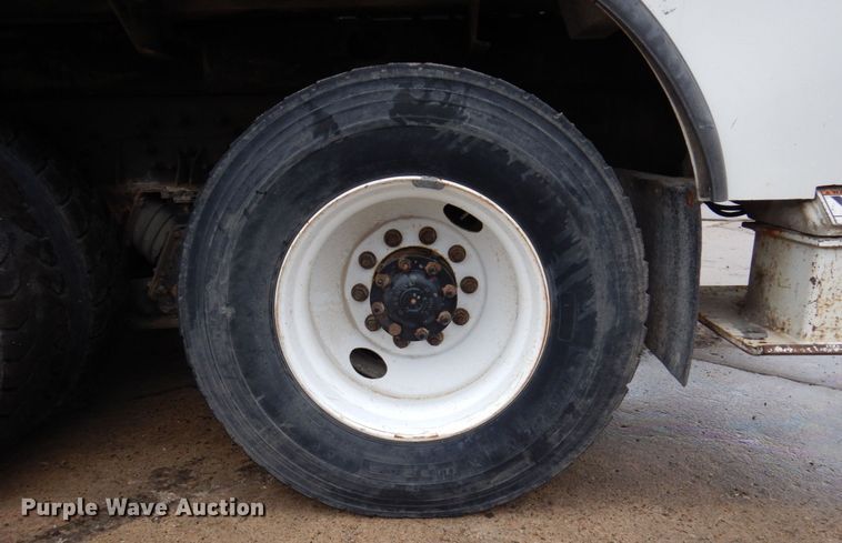 image for item IM9889 2005 International 7400  bucket truck