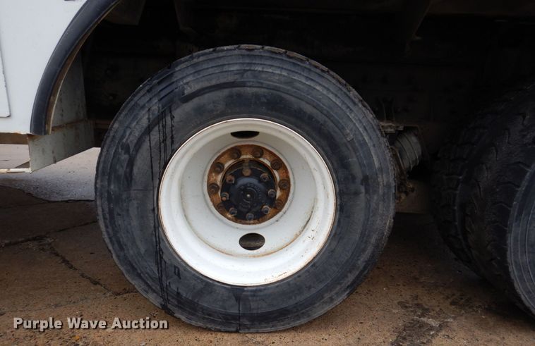 image for item IM9889 2005 International 7400  bucket truck