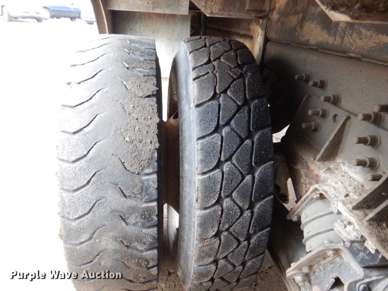 image for item IM9889 2005 International 7400  bucket truck