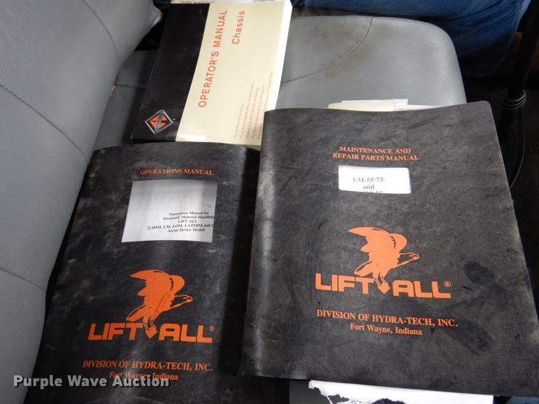 image for item IM9889 2005 International 7400  bucket truck