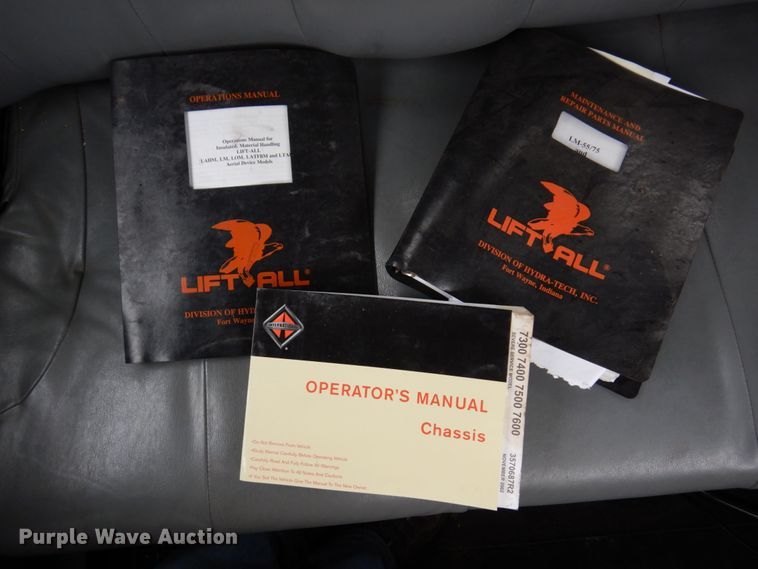 image for item IM9889 2005 International 7400  bucket truck