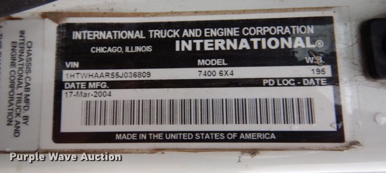 image for item IM9889 2005 International 7400  bucket truck