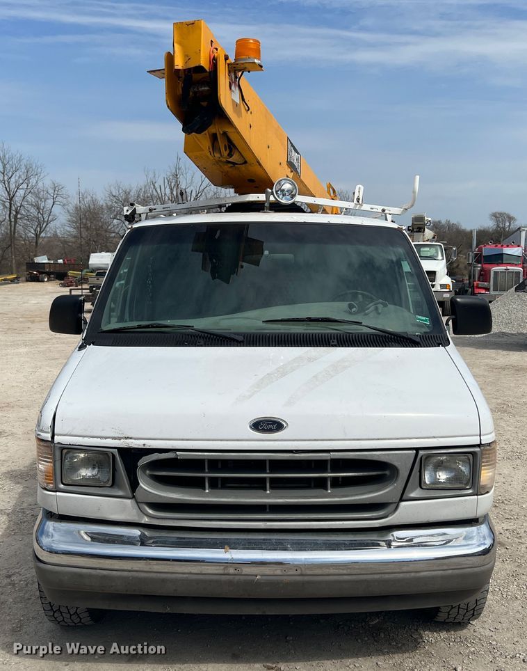 image for item JH9218 2000 Ford E350 Super Duty  van with bucket lift