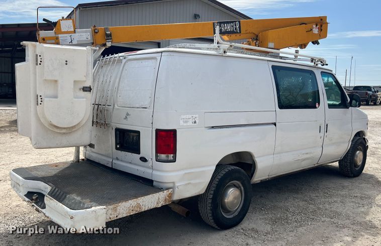image for item JH9218 2000 Ford E350 Super Duty  van with bucket lift