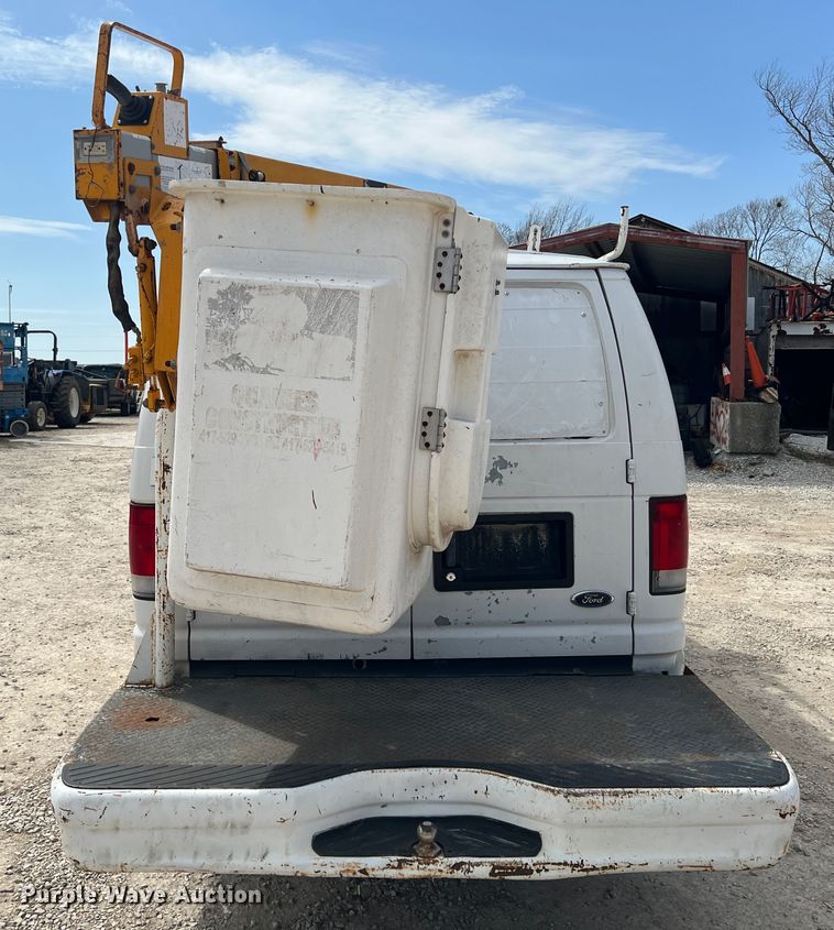 image for item JH9218 2000 Ford E350 Super Duty  van with bucket lift