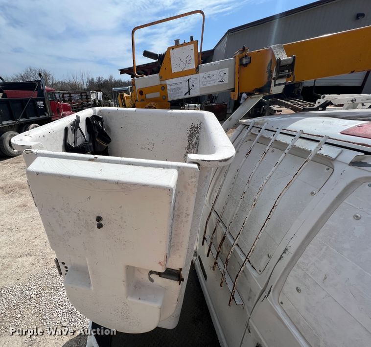 image for item JH9218 2000 Ford E350 Super Duty  van with bucket lift
