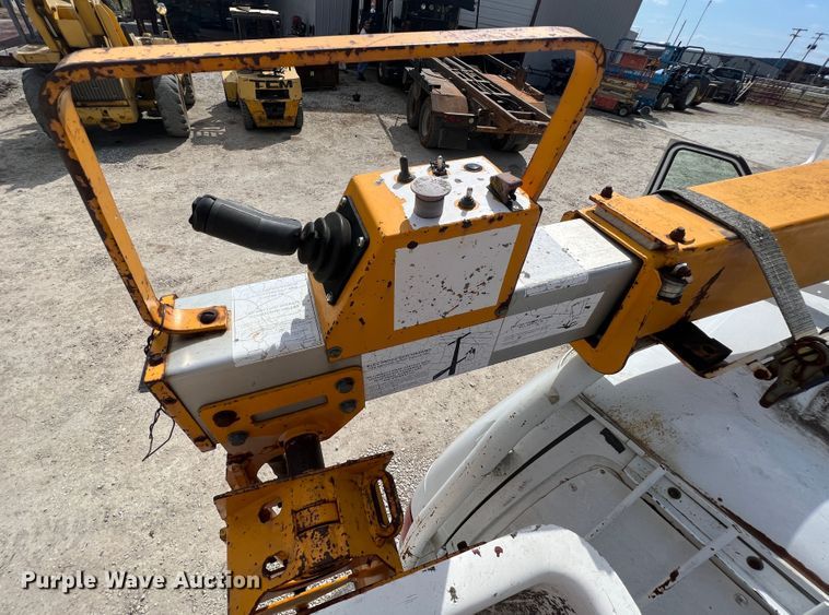 image for item JH9218 2000 Ford E350 Super Duty  van with bucket lift