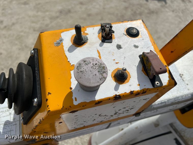 image for item JH9218 2000 Ford E350 Super Duty  van with bucket lift