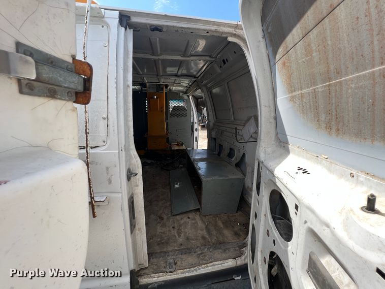 image for item JH9218 2000 Ford E350 Super Duty  van with bucket lift