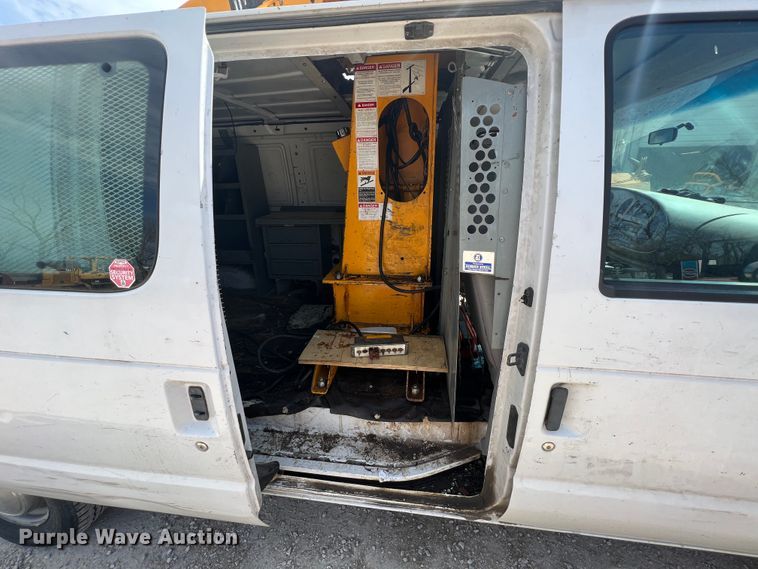image for item JH9218 2000 Ford E350 Super Duty  van with bucket lift