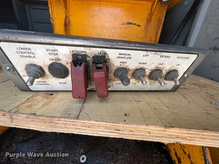 image for item JH9218 2000 Ford E350 Super Duty  van with bucket lift