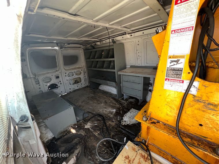 image for item JH9218 2000 Ford E350 Super Duty  van with bucket lift
