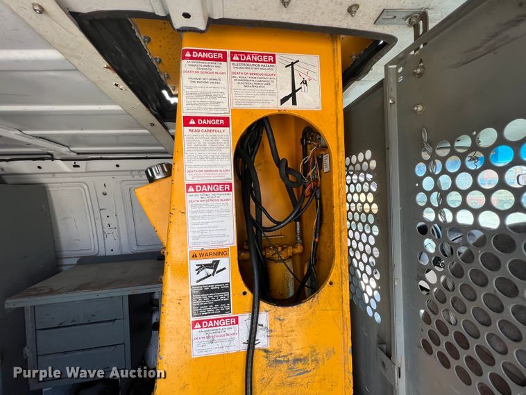 image for item JH9218 2000 Ford E350 Super Duty  van with bucket lift