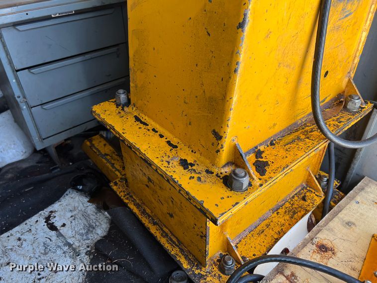 image for item JH9218 2000 Ford E350 Super Duty  van with bucket lift