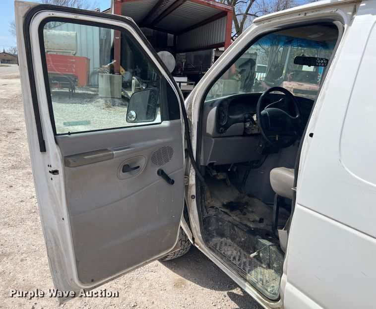 image for item JH9218 2000 Ford E350 Super Duty  van with bucket lift