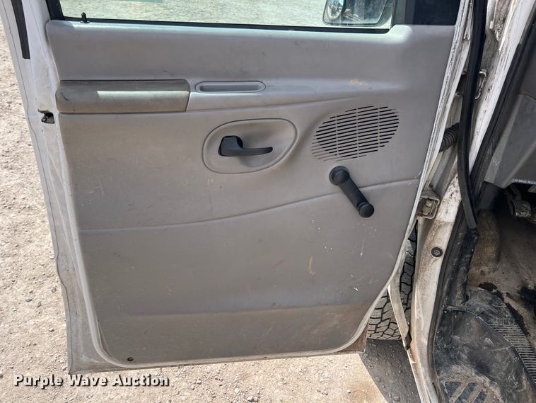 image for item JH9218 2000 Ford E350 Super Duty  van with bucket lift