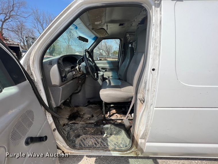 image for item JH9218 2000 Ford E350 Super Duty  van with bucket lift