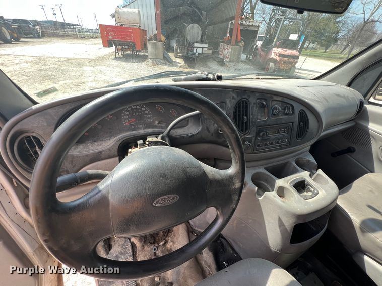 image for item JH9218 2000 Ford E350 Super Duty  van with bucket lift