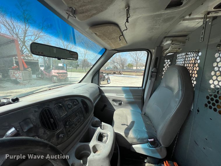 image for item JH9218 2000 Ford E350 Super Duty  van with bucket lift