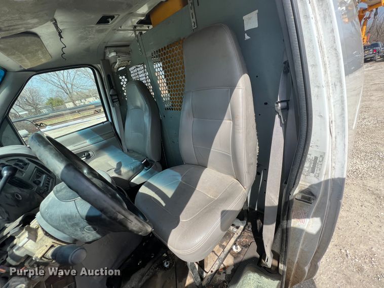 image for item JH9218 2000 Ford E350 Super Duty  van with bucket lift