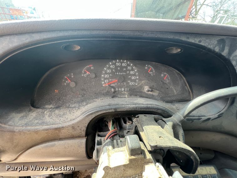 image for item JH9218 2000 Ford E350 Super Duty  van with bucket lift