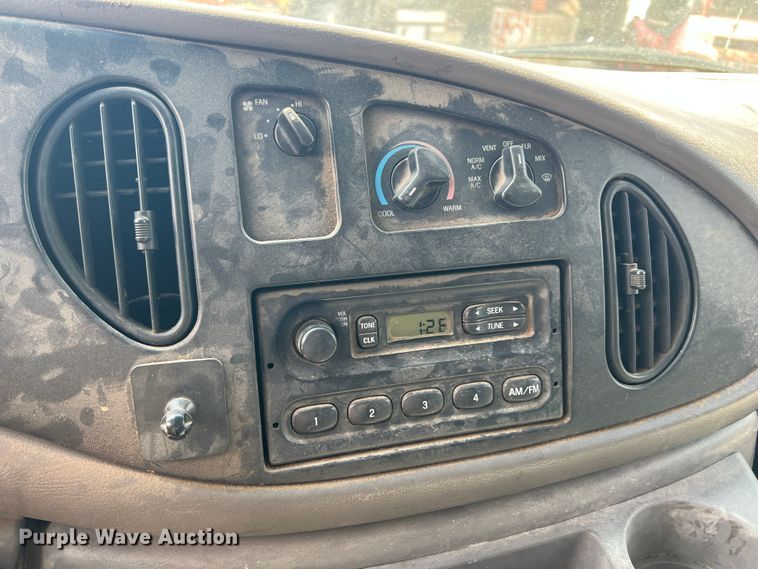 image for item JH9218 2000 Ford E350 Super Duty  van with bucket lift