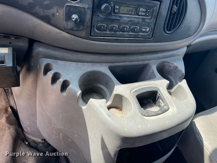 image for item JH9218 2000 Ford E350 Super Duty  van with bucket lift