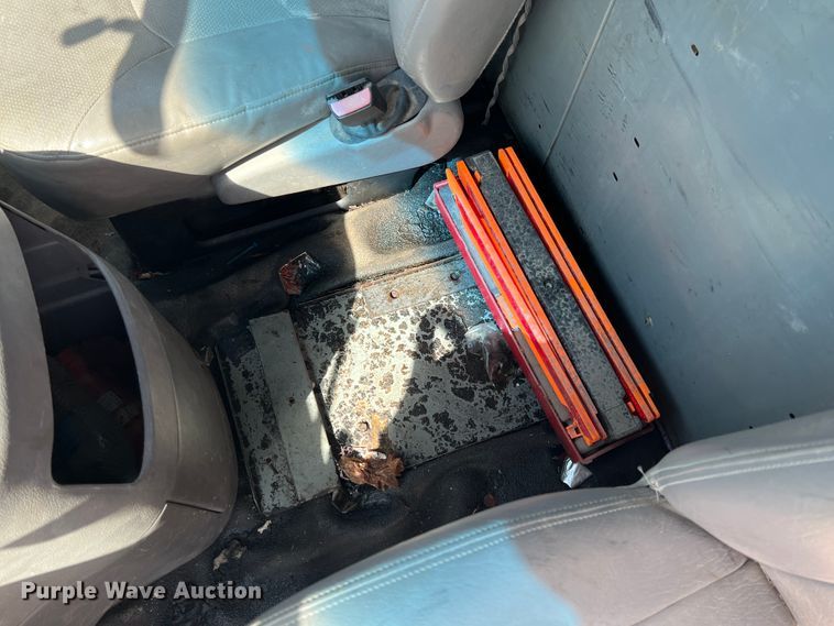 image for item JH9218 2000 Ford E350 Super Duty  van with bucket lift