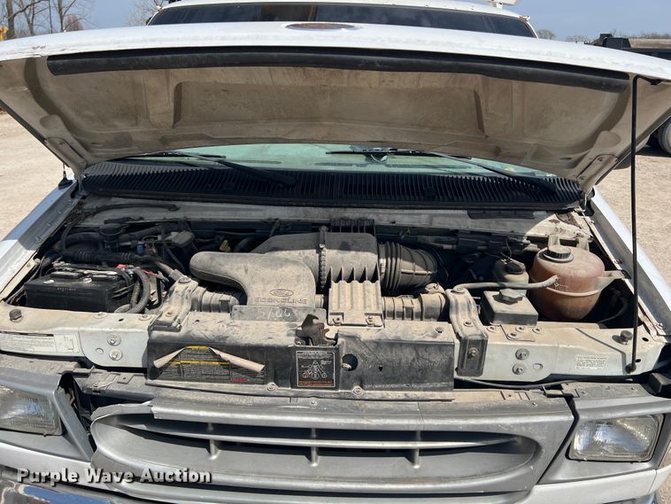 image for item JH9218 2000 Ford E350 Super Duty  van with bucket lift