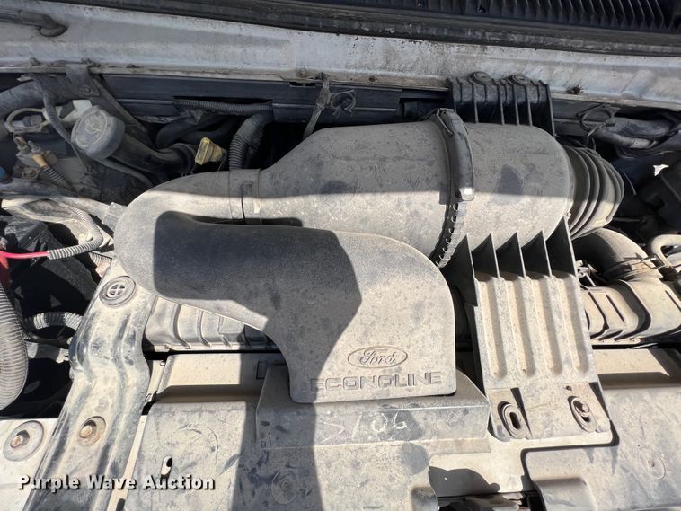 image for item JH9218 2000 Ford E350 Super Duty  van with bucket lift