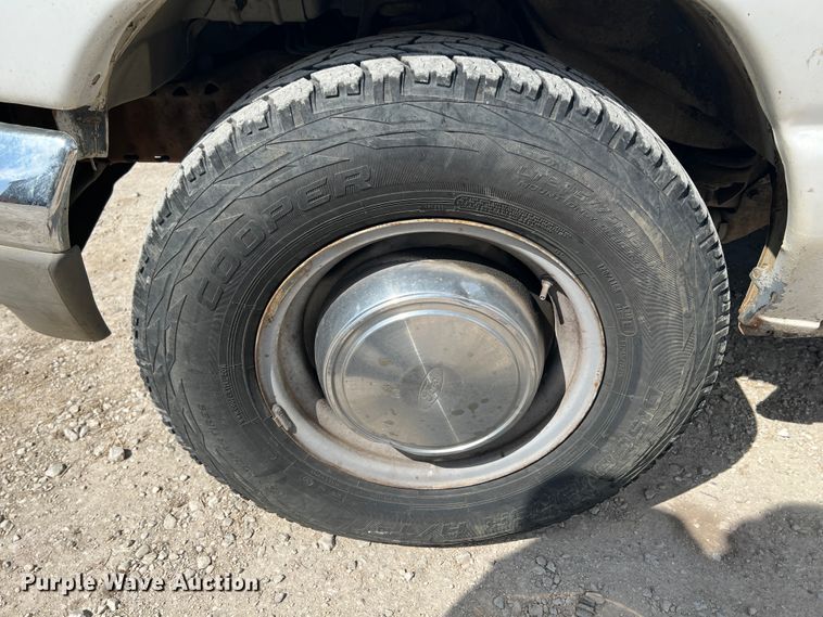 image for item JH9218 2000 Ford E350 Super Duty  van with bucket lift