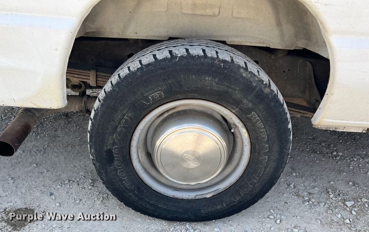 image for item JH9218 2000 Ford E350 Super Duty  van with bucket lift