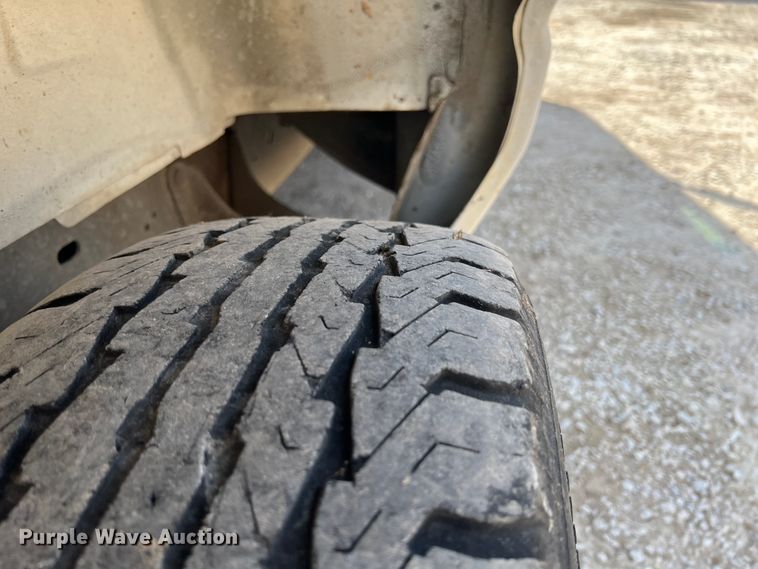 image for item JH9218 2000 Ford E350 Super Duty  van with bucket lift