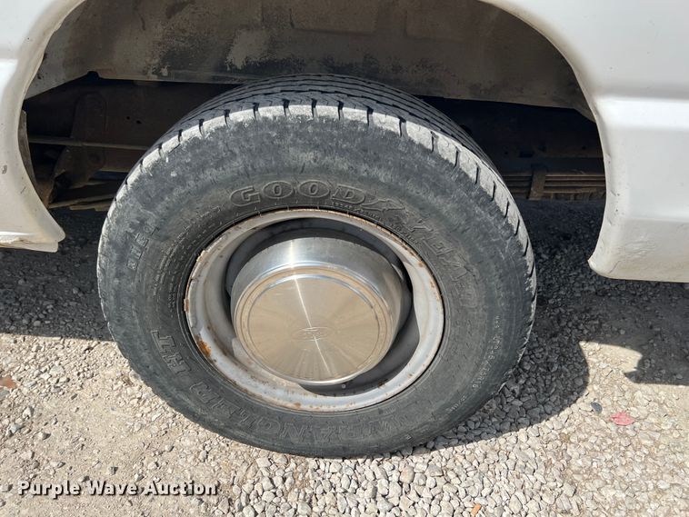 image for item JH9218 2000 Ford E350 Super Duty  van with bucket lift