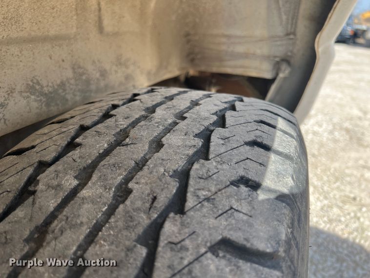 image for item JH9218 2000 Ford E350 Super Duty  van with bucket lift