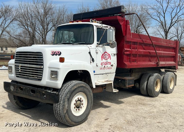 image for item JH9224 1986 Ford LT8000  dump truck