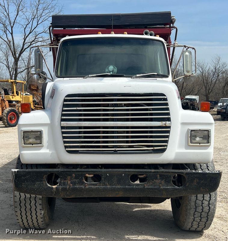 image for item JH9224 1986 Ford LT8000  dump truck