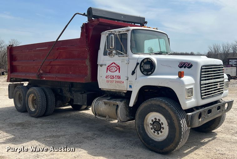 image for item JH9224 1986 Ford LT8000  dump truck