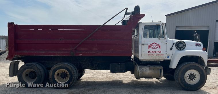 image for item JH9224 1986 Ford LT8000  dump truck