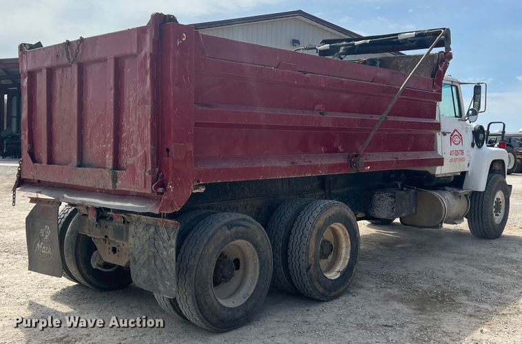 image for item JH9224 1986 Ford LT8000  dump truck