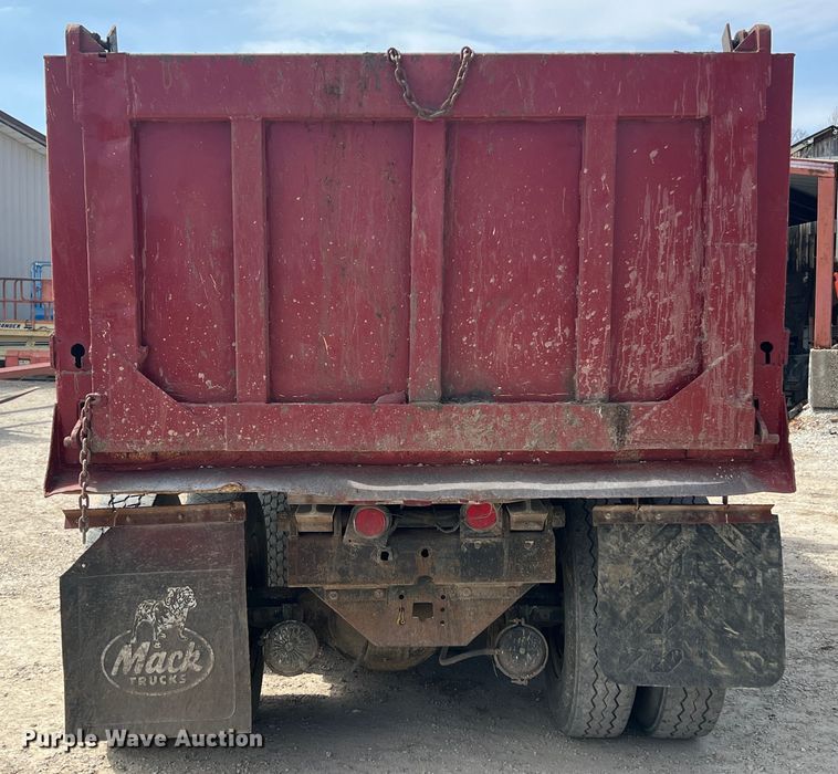image for item JH9224 1986 Ford LT8000  dump truck