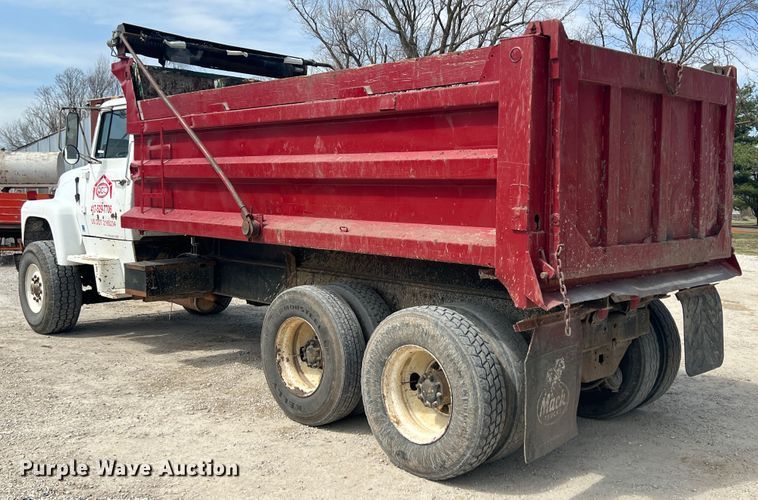 image for item JH9224 1986 Ford LT8000  dump truck