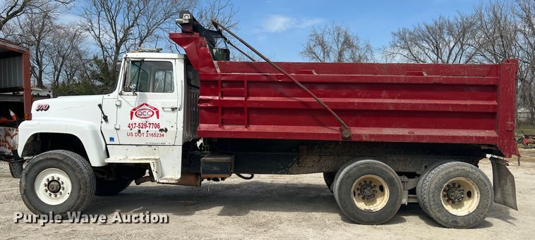 image for item JH9224 1986 Ford LT8000  dump truck