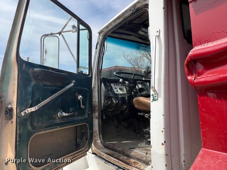 image for item JH9224 1986 Ford LT8000  dump truck