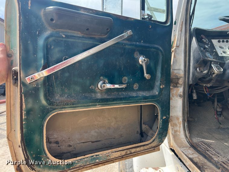 image for item JH9224 1986 Ford LT8000  dump truck