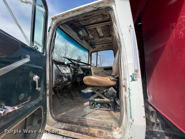 image for item JH9224 1986 Ford LT8000  dump truck