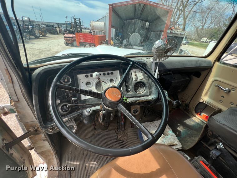 image for item JH9224 1986 Ford LT8000  dump truck