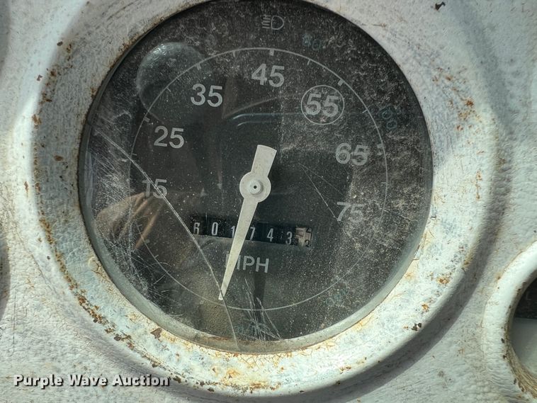 image for item JH9224 1986 Ford LT8000  dump truck