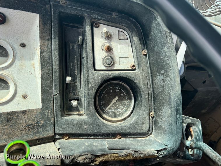 image for item JH9224 1986 Ford LT8000  dump truck